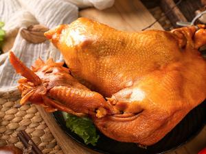 道口燒雞批發(fā)商淺析燒雞特色，讓您對(duì)燒雞有個(gè)深入了解